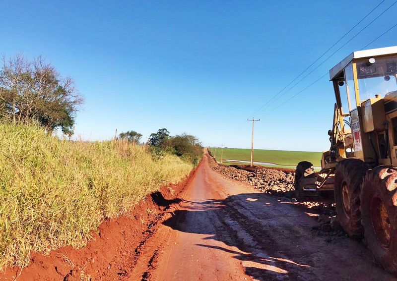 Prefeitura realiza a recuperação de trecho da estrada entre São Lourenço e Rincão dos Santana